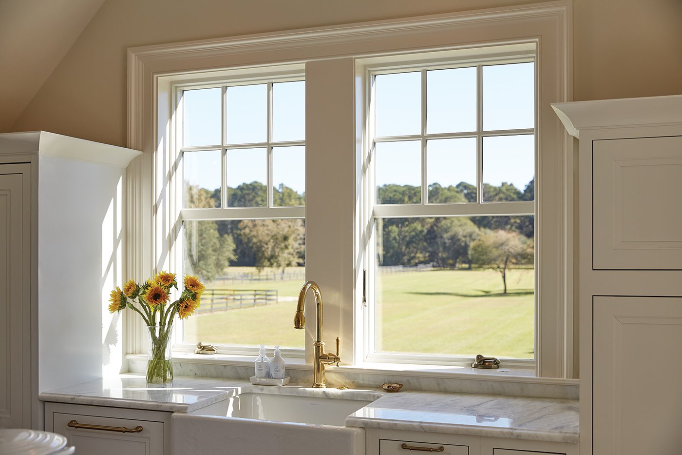 A kitchen with twin Andersen® 400 Series Casement Windows over the sink. 